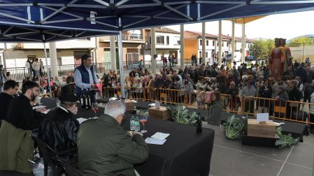 El jurado prueba los siete platos de brócoli presentados en la novena edición gastronómica