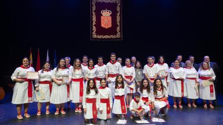 Los ganadores de cada una de las categorías del certamen jotero posaron, junto a las autoridades presentes, sobre el escenario del Teatro Gaztambide de Tudela