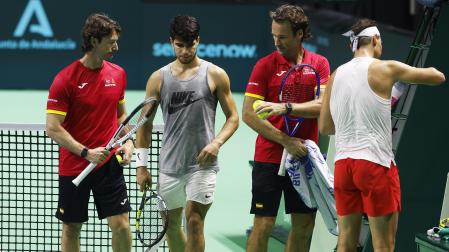 De izda. a dcha., los españoles Juan Carlos Ferrero, Carlos Alcaraz, Carlos Moyá y Rafa Nadal durante el entrenamiento de este lunes