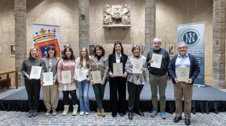 Desde la izq.: Carmen García, directora del colegio Cardenal Ilundain; Patricia Ruiz, periodista de 'Navarra Capital'; Miley Tatiana Coello (colegio Santa Catalina-Santísimo Sacramento); Anne Cusnir (colegio Santa Catalina-Santísimo Sacramento); Eva Fernández, periodista de Diario de Navarra; Sonsoles Echavarren, periodista de Diario de Navarra; María Cruz Ibañez (accésit relato senior); José Ignacio Tamayo (accésit relato corto) y Fernando Juan Lezaun (ganador relato senior)