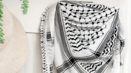 La kufiya, el típico pañuelo palestino, en blanco y negro