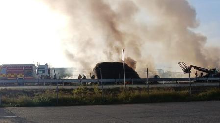 El camión, que ha sufrido cuantiosos daños materiales, transportaba paja