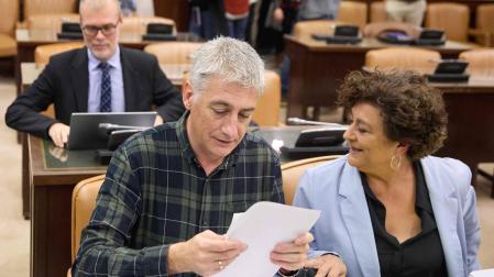El portavoz presupuestario de EH-Bildu, Oskar Matute, y la portavoz de ERC, Pilar Vallugera, durante la Comisión de Hacienda en el Congreso de los Diputados en la que se ha debatido el proyecto de ley para un nuevo impuesto a las empresas multinacionales