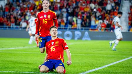 Bryan celebra el gol decisivo del triunfo contra Suiza en Tenerife. Detrás, Casadó