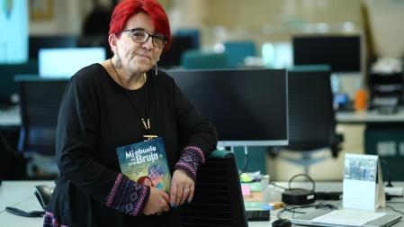 María Jesús Castillejo, con el libro y en la Redacción de 'Diario de Navarra'.