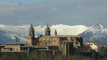 Vista de la catedral de Pamplona con los montes nevados de al fondo