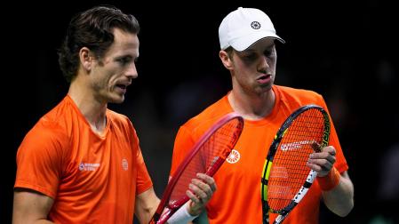 Wesley Koolhof y Botic Van de Zandschulp preparan la estrategia en uno de los puntos del definitivo choque de dobles que dejó eliminada a España de la Copa Davis /