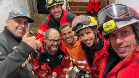 Mohamed Ounasser, de naranja, esta semana junto a sus compañeros en uno de los pueblos afectados por la DANA en Valencia.