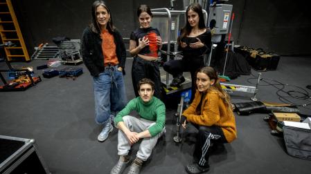 Desde la izq.: Alessandra García, Ane Sagüés y Cristina Tomás, junto a Jon Muñoz y Maddi Muñoz en el escenario de la Casa de Cultura de Villava.
