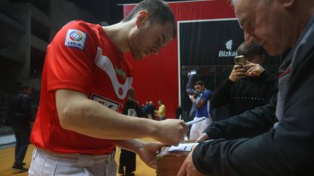 Unai Laso firma en la caja de pelotas de la final.