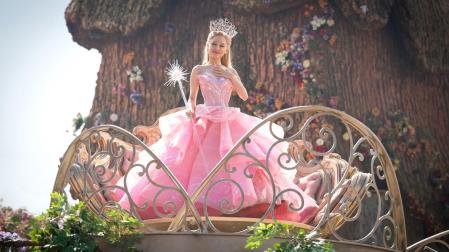 Ariana Grande en un fotograma de la película 'Wicked'