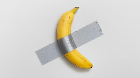 'Comedian' obra del artista conceptual Maurizio Cattelan que se componde de un plátano pegado a la parede con cinta adhesiva