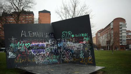 La obra ‘Momento espiritual’, de Jorge Oteiza, instalada en el parque de Yamaguchi y completamente deteriorada por las pintadas, en una imagen de 2016