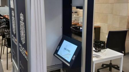 Con dos modernas cabinas y un solo funcionario, se pueden renovar hasta dos DNI en el mismo acto