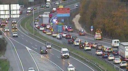 Retenciones en la A-15 sentido San Sebastián por un accidente con varios vehículos implicados en Zizur Mayor