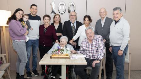 Cecilia Barcos Recarte, junto al alcalde Asiron y sus familiares