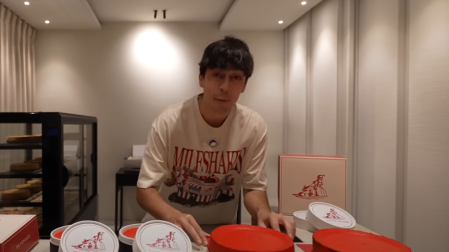 El youtuber y creado de contenido Nil Ojeda, con la tarta que ha creado con Álex Cordobés.