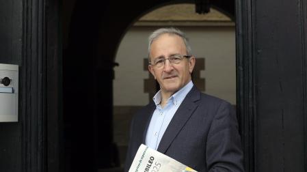 Luis Javier Fortún, en la puerta del palacio arzobispal de Pamplona.
