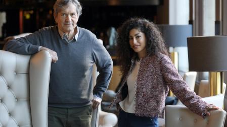 Gerardo Herrero, director de Raqa, con Mina El Hammani, en Pamplona