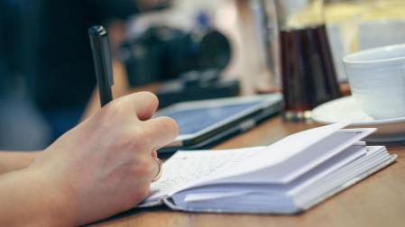 Una persona escribiendo en un diario