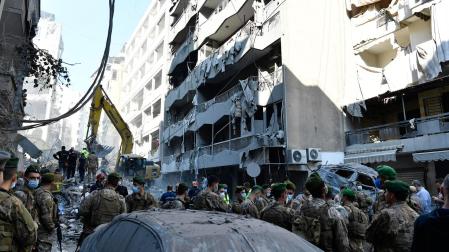 Los equipos de rescate buscan entre los escombros a supervivientes tras el ataque israelí a un edificio de Beirut