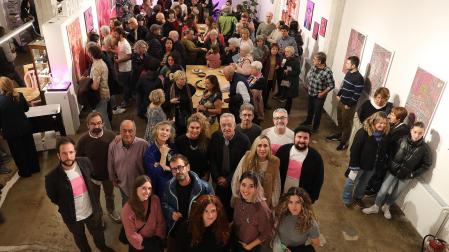 En primer plano, buena parte de los artistas participantes en la expo, junto con responsables del proyecto. Detrás, obras y público