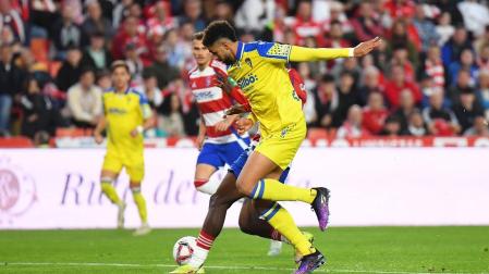 El delantero Chris Ramos en un momento del partido disputado en el Nuevo Los Cármenes