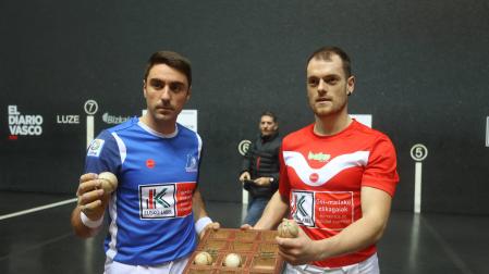 Peio Etxeberria y Unai Laso, con el material de la final.