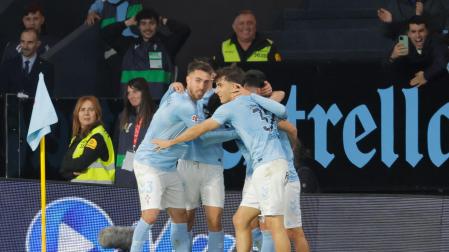 - Los jugadores del Celta celebran el segundo gol del equipo gallego durante el encuentro correspondiente a la jornada 14 de Laliga EA Sports