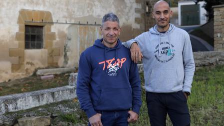 Ángel Muñoz, más conocido como ‘Bakaioko’, y Miguel Barasoain, ‘Mauri’, posando en las calles de Biurrun. Ambos han protagonizado insólitos retos deportivos por ANELA.