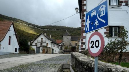 Una calle de la localidad de Orbara, que es uno de los municipios navarros en los que ya no vive ningún niño, con una señal que alerta de que se trata de una zona residencial en la que puede haber menores jugando