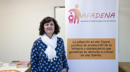 La presidenta de la Asociación Navarra de Familias Adoptivas (AFADENA), Blanca Burusco Juandeaburre, posa en la sede de la entidad en Pamplona.
