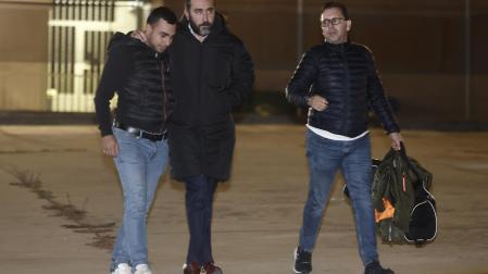 Victor de Aldama, en el centro, sale de la cárcel tras declarar ante el juez.