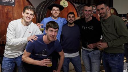 Unai Laso, con un grupo de sus amigos en la sidrería Auzmendi.