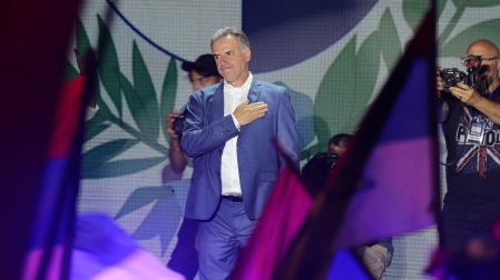 El candidato del Frente Amplio, Yamandú Orsi, celebra la victoria en las elecciones con sus seguidores este domingo en Montevideo