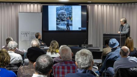 El arquitecto Javier Torrens explica el devenir de arquitecturas fascistas durante la presentación del acto de ayer en el COAVN