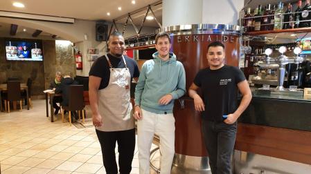 Gastro Okei Errialde, local especializado en hamburguesas de Villava. En el centro, su responsable, Fermín Iriarte Eguillor