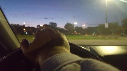 Un hombre conduce su coche durante las horas nocturnas