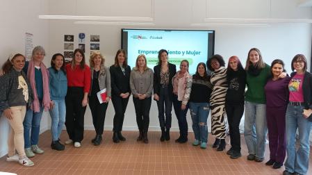 La directora gerente de Empleo, Miriam Martón, con las mujeres participantes en la sesión