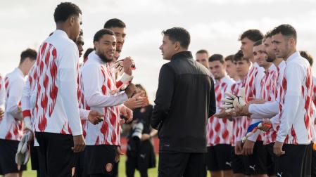 El entrenador del Girona FC, Míchel Sánchez, junto a varios de sus jugadores durante el entrenamiento de su equipo este martes en la Girona Football Academy
