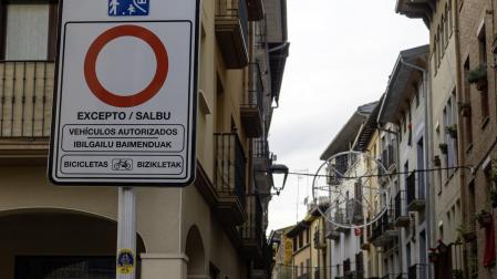*A:MONTXO A.G.
*F: 2024-11-26
*L: ESTELLA-LIZARRA
*T: SEÑALES DE PROHIBICION DE CIRCULAR POR EL CASCO VIEJO
*P: