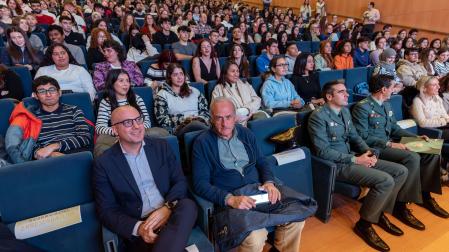 Alumnos y docentes han llenado el aforo de la sala de Baluarte para la Gala de la IA