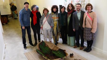 De izquierda a derecha: Mikel Artxanko, las artistas navarras María Jiménez y Teresa Sabaté, Maisa Covaleda -directora del proyecto-, Ana Milena Gómez, Ester Vital,
Andrés Ordóñez -vicecónsul de Colombia-
y Uxué Artxanko,
ayer en la exposición.