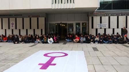 Parte del alumnado que se realizó una sentada de protesta ayer por la mañana a las puertas del Conservatorio Superior de Música de Navarra