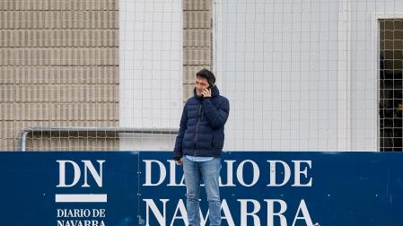 Braulio Vázquez, presenciando un entrenamiento mientras habla por teléfono