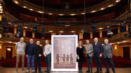 De izda. a dcha: Mikel Lakunza (presidente OCN), Juan Gallego (Porthos), Iñaki Fresán (Mazarino), Jesús Echeverría (música), Edurne Ibáñez (vestuario), José Luis Sola (D’Artagnan), Alfonso García Noain (jefe de producción y Aramis) y Víctor Iriarte (libreto y director de escena) este miércoles en el Teatro Gayarre