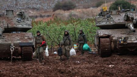 Soldados y tanques israelíes en terreno de Líbano