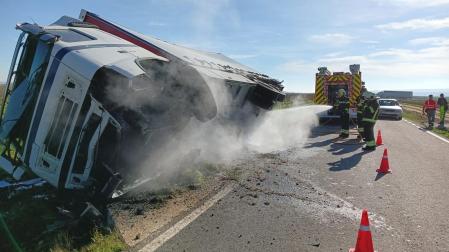 Herido un joven de 29 años al volcar el camión que conducía en Larraga