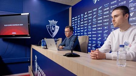 Alfonso Ramírez, presidente de la Junta Electoral, y Pablo Elso -en primer término- bioquímico que ha creado la herramienta del sorteo