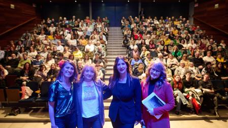 Maider Beloki, Susana Rodríguez, Dolores Redondo y Belén Galindo en la presentación de 'Las que no duermen NASH' en el Civivox de Iturrama